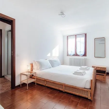 Design With Historic Beams Cotto Lombardo Apartman Como